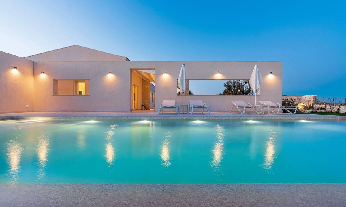 Rosolini Villa | My Rental Homes - Villa Bruna with salt water infinity pool and panoramic view