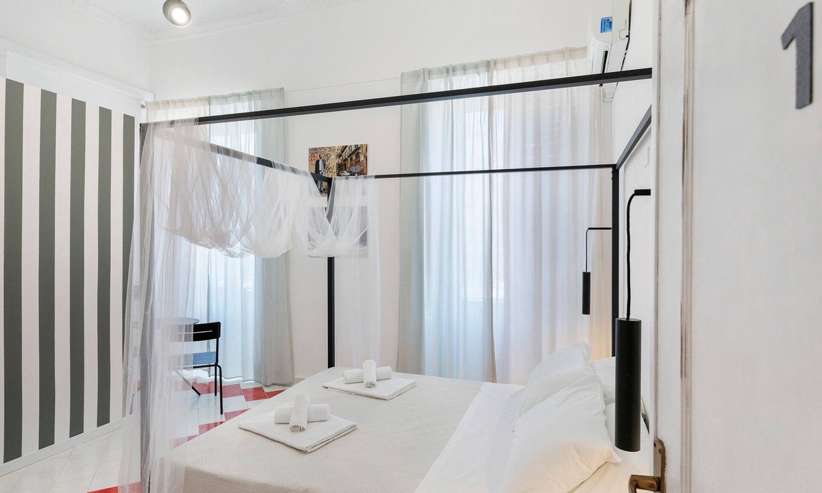 Corso dei Mille - Sant'Erasmo Apartment | 'Myla's Rooms - 1' Room with Balcony, Wi-Fi and Air Conditioning