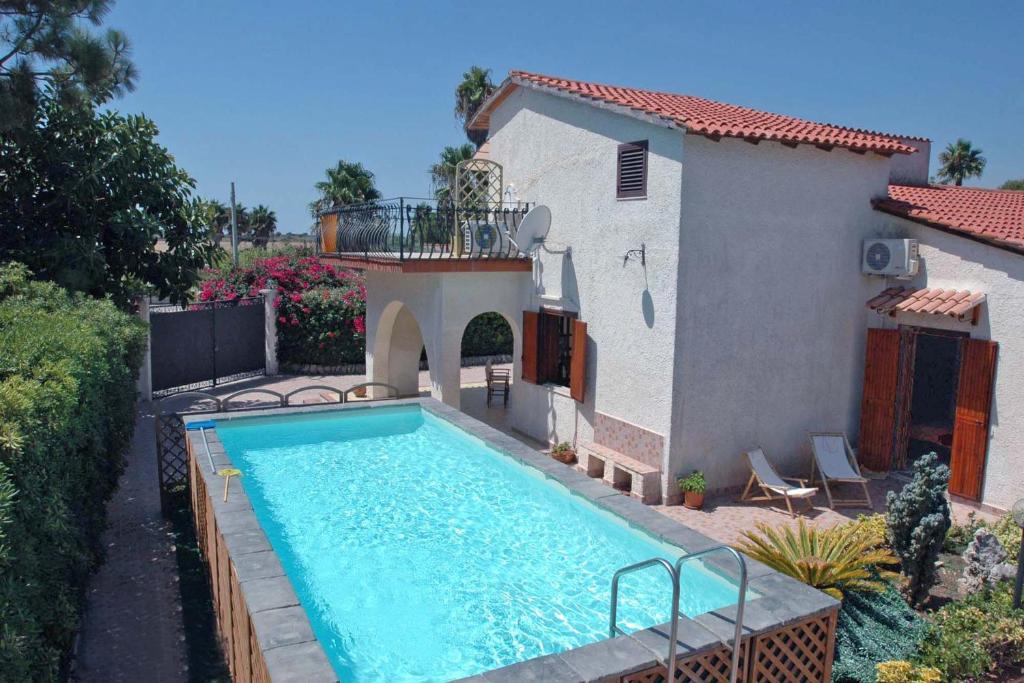 Ognina Villa | Ognina Villa Sleeps 8 Pool Air Con WiFi