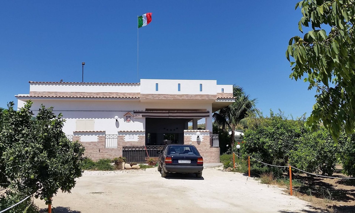 Sciacca House | Orange and lemon villa with garden and aromatic herbs.