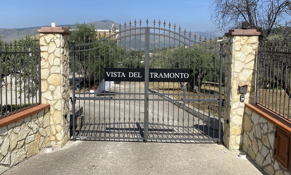 Misilmeri Villa | Our Villa is near a small Sicilian village with unrestricted views of the valley