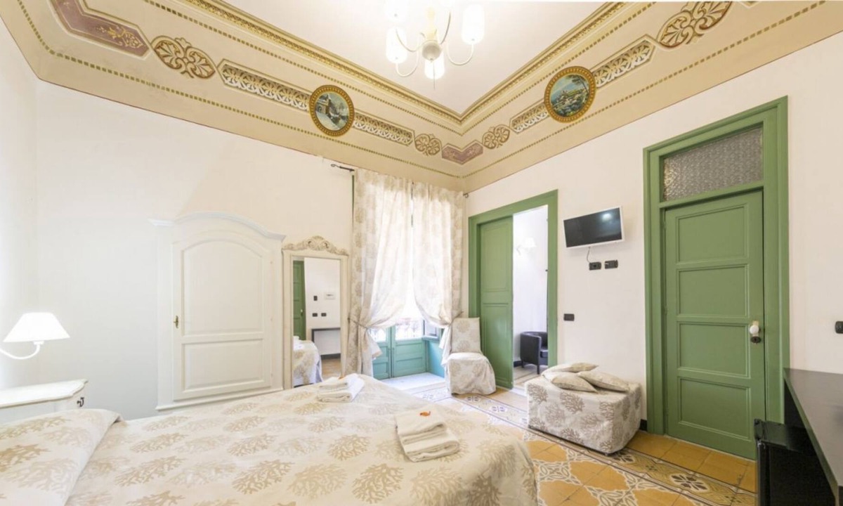 Old Town Bed & Breakfast | Palazzo Villelmi, triple room Dafne