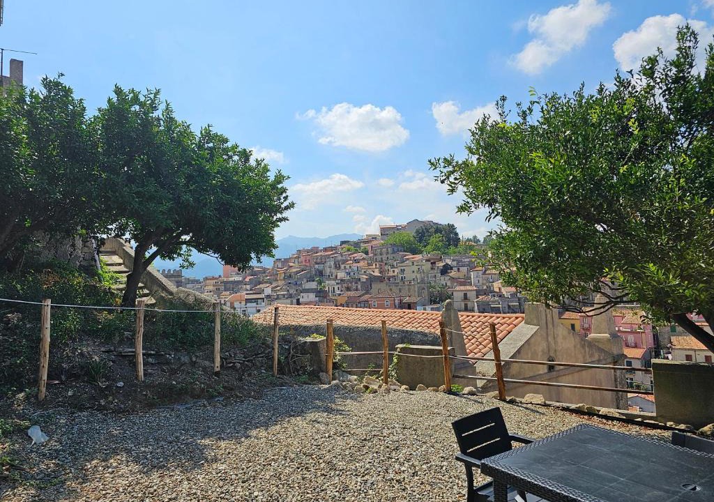 Monforte San Giorgio House | Portaterra - Spaziosa Casa con Bella Vista e Giardino