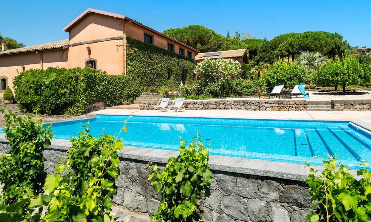 Pedara Villa | Private countryside villa with swimming pool
