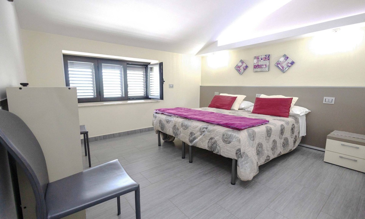 Campolattaro Hotel | Purple Room - Bedroom with lake view