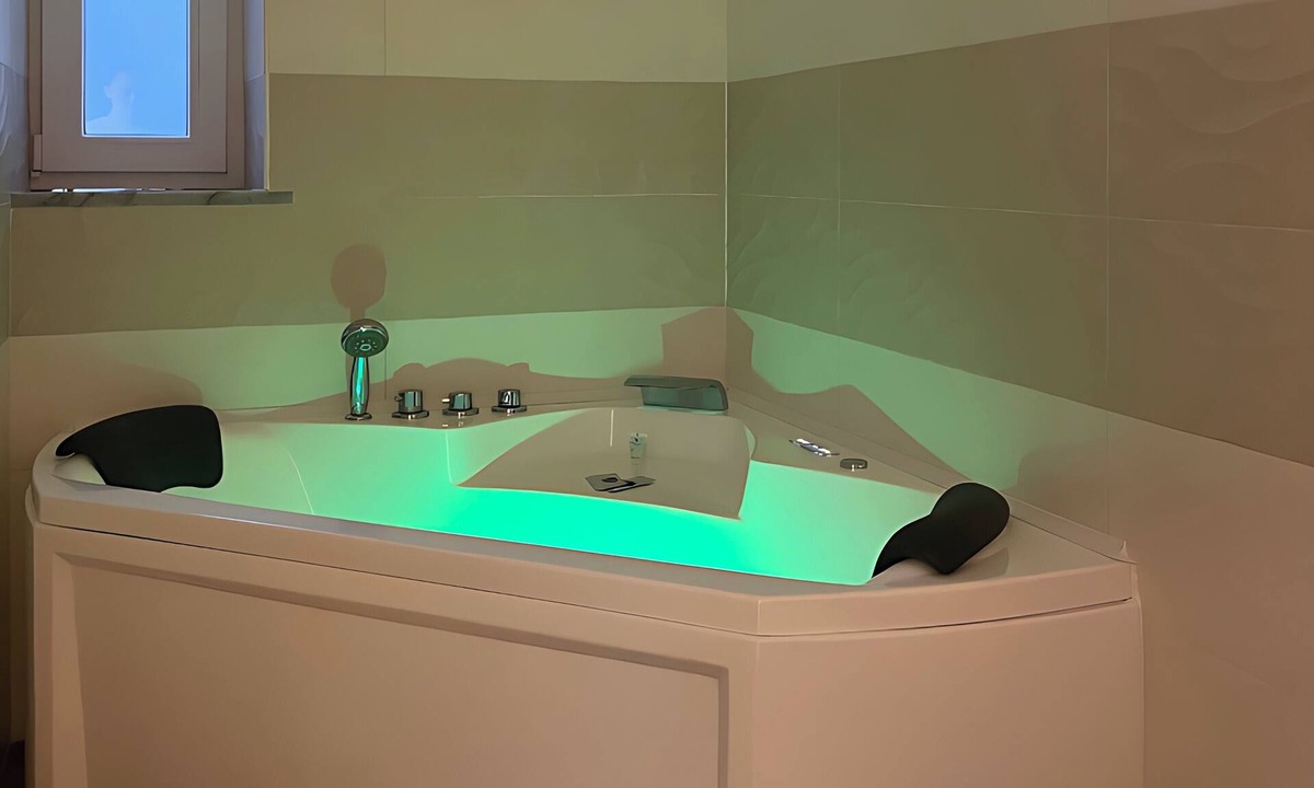 Ischia Porto Bed & Breakfast | R home room 92 with hot tub