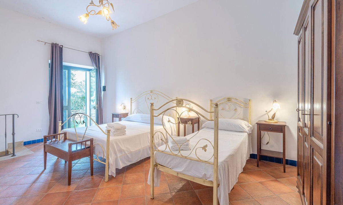 Syracuse Apartment | Room 'Al Palmento Relais - R3' with Shared Pool, Wi-Fi and Air Conditioning