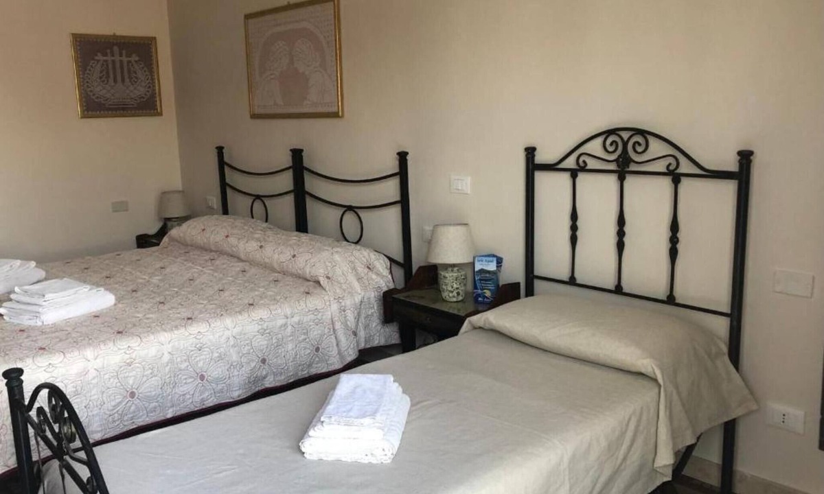 Rilievo Apartment | Room 'Azzarola' with Shared Garden, Wi-Fi and Air Conditioning