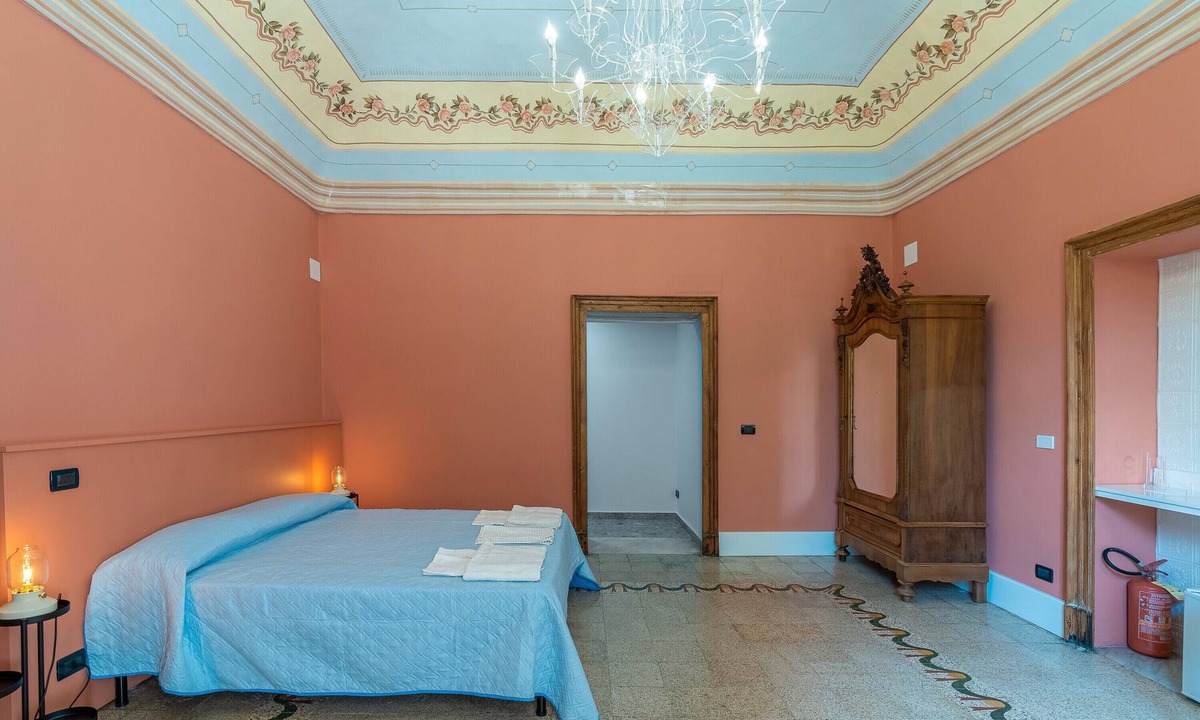Santa Maria di Licodia Apartment | Room 'Civico 46 - Red' with Shared Terrace, Wi-Fi and Air Conditioning