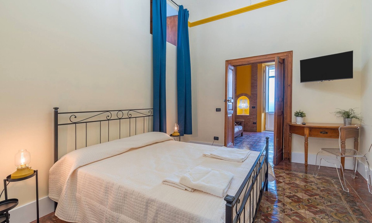 Santa Maria di Licodia Apartment | Room 'Civico 46 - Yellow' with Shared Terrace, Wi-Fi and Air Conditioning