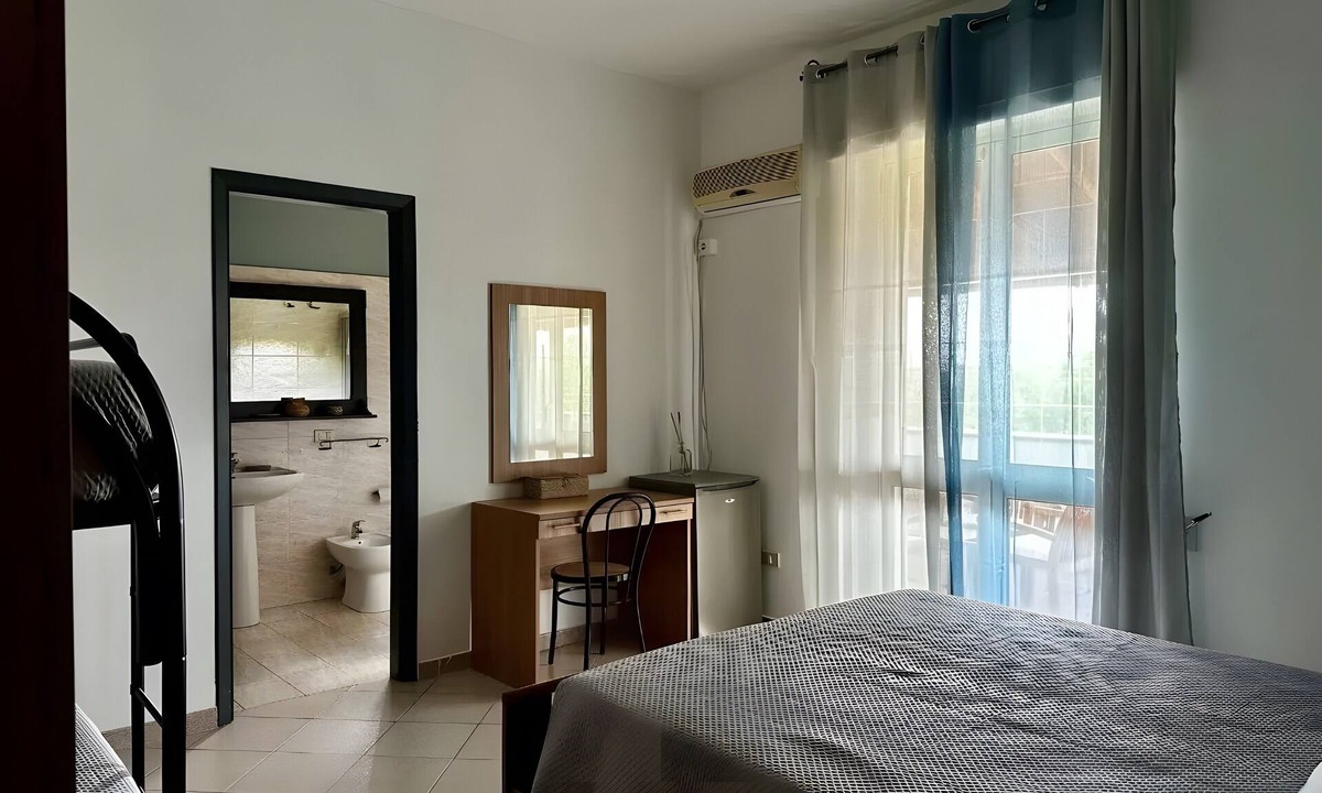 Vignacastrisi Apartment | Room 'Dalia 2' with Shared Terrace, Wi-Fi and Air Conditioning