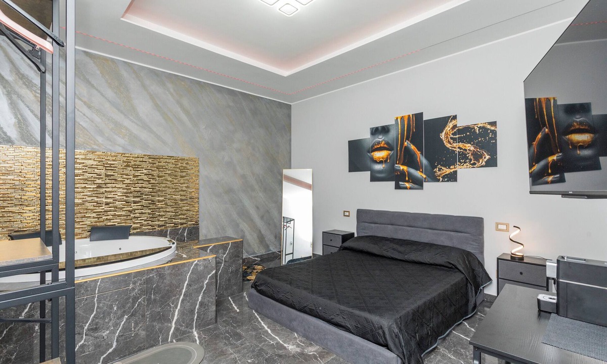 Acireale Apartment | Room 'Delle Colombe' with Wi-Fi and Air Conditioning