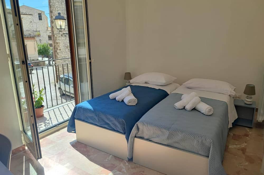 Giuliana Apartment | Room 'Eleonora D'Aragona' with Mountain View, Wi-Fi and Air Conditioning