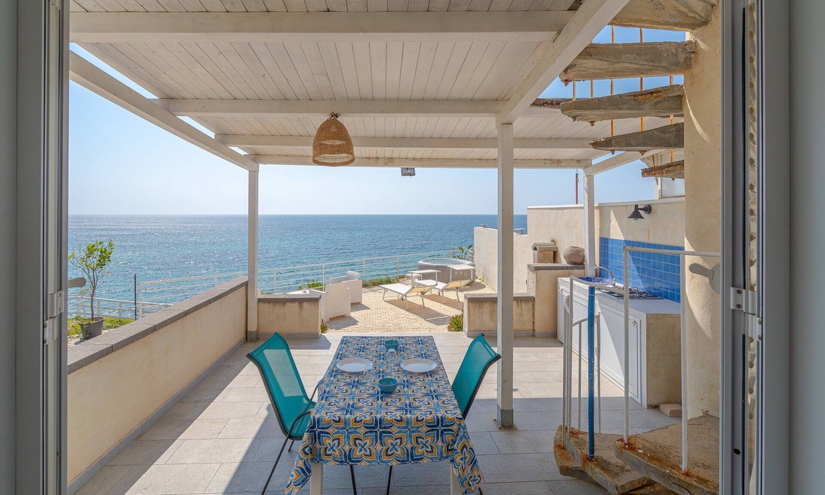 Noto Marina Apartment | Room 'Faraglione 1' with Sea View, Wi-Fi and Air Conditioning