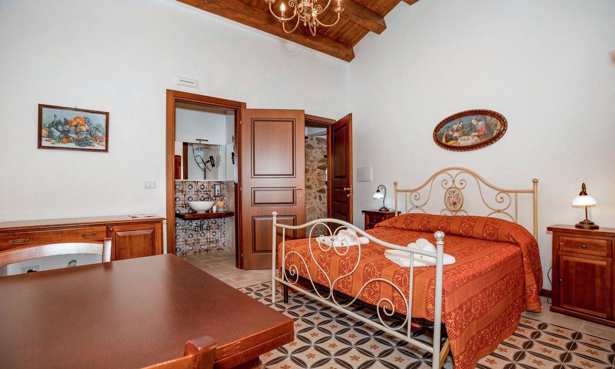 Sant'Angelo di Brolo Apartment | Room 'Luna' with Mountain View, Wi-Fi and Air Conditioning