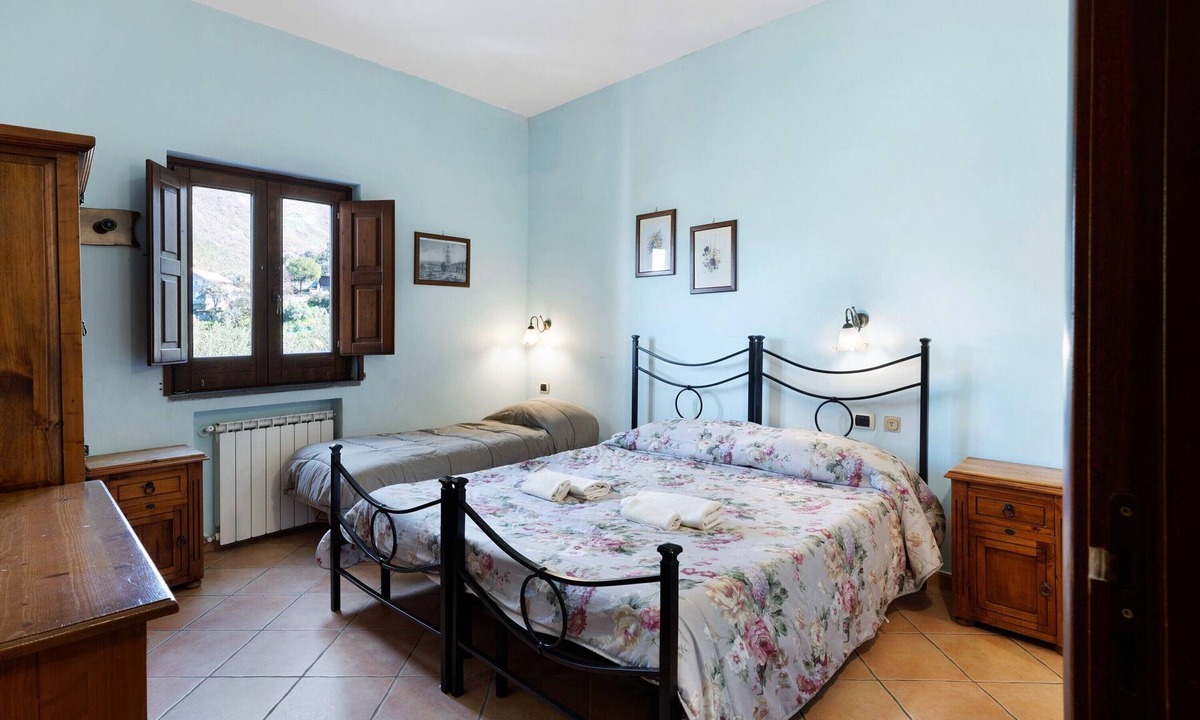 Gragnano Apartment | Room 'Pompei Con Vista Montagna' with Shared Terrace, Shared Garden and Wi-Fi