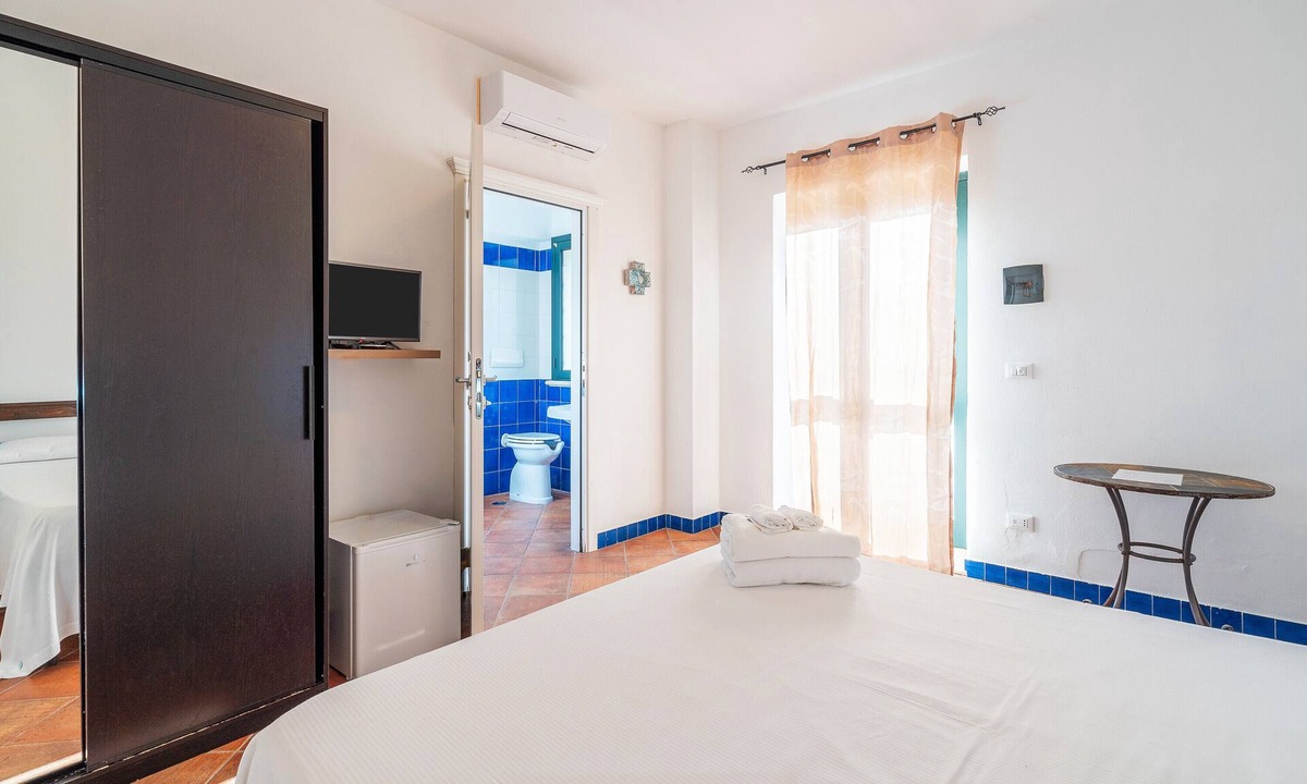 Syracuse Apartment | Room 'Syrah R8' with Shared Pool, Wi-Fi and Air Conditioning