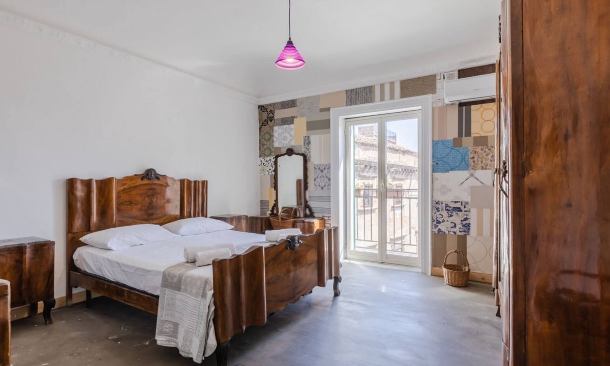 Albergheria Apartment | Roomy apartment of about 110 sqm, with characteristic finishes, able to accommodate up to 10 people, located on the third floor of a renovated building (NO lift). The property is located in the center of Palermo, in a Restricted-Traffic Area, a short dis