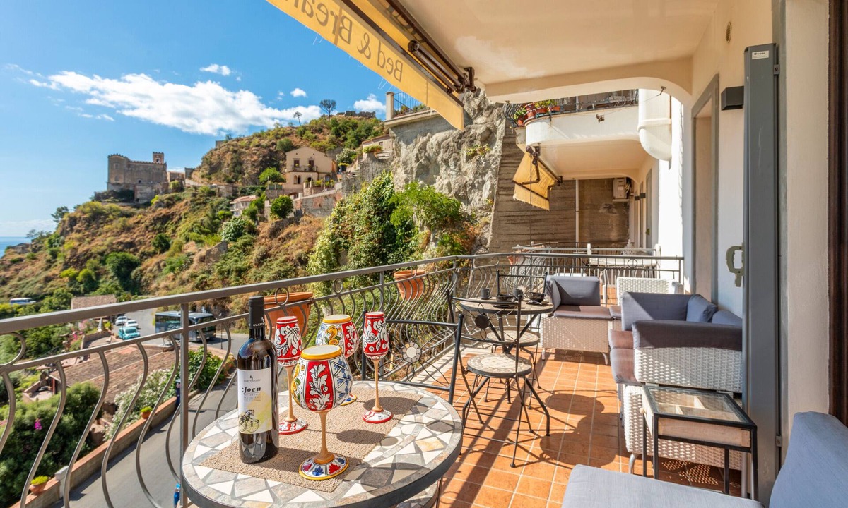 Savoca Apartment | 'Sambuco Junior Suite' Room with Sea View, Wi-Fi and Air Conditioning