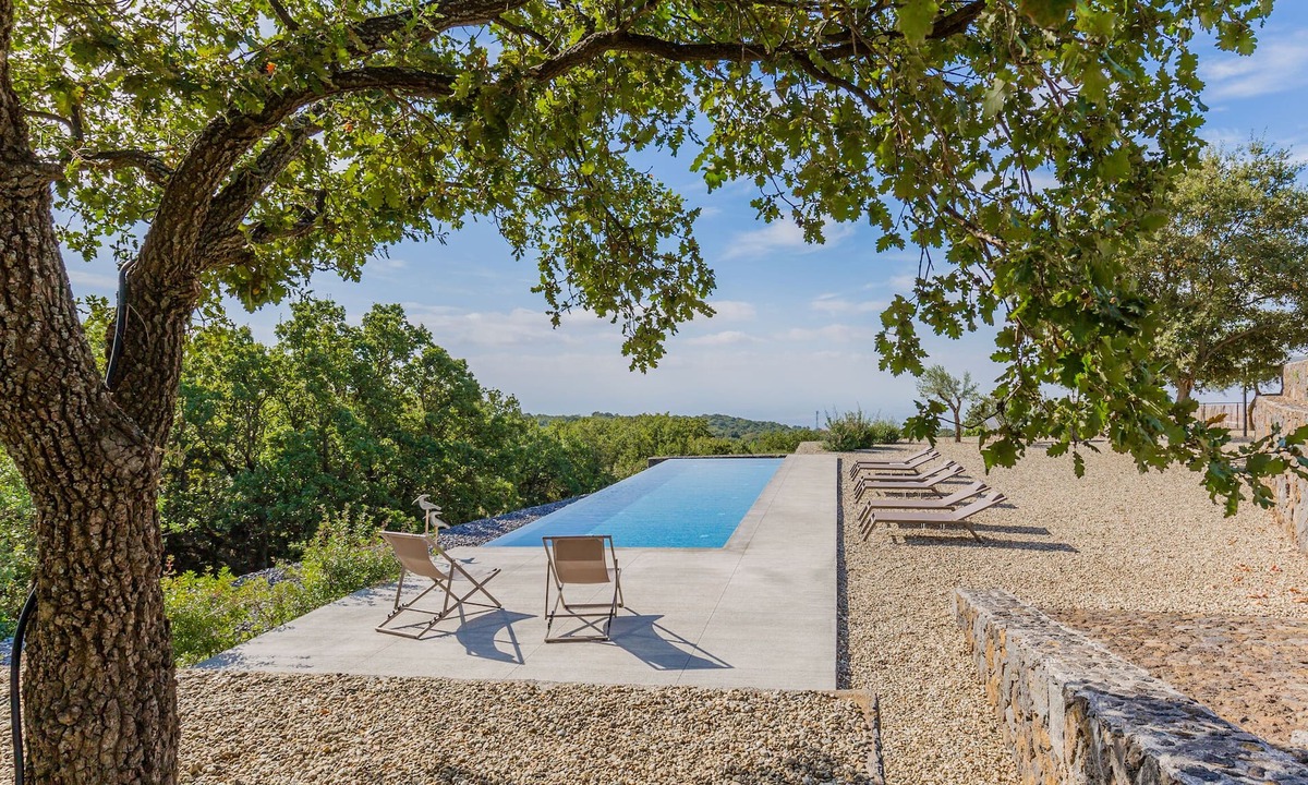 Ragalna House | Sciaraviva, characteristic Sicilian house surrounded by an organic vineyard.