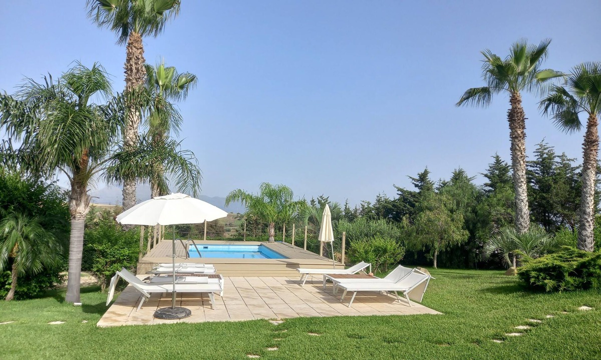 Partinico Apartment | Sea apartment in villa with swimming pool.