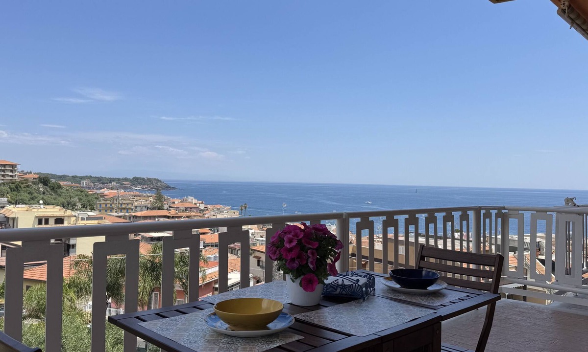 Aci Trezza Apartment | Sea view apartment within walking distance of the beach