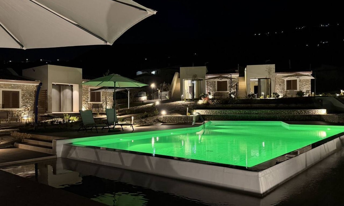 Bonifati Apartment | Sea-view apartment with a pool