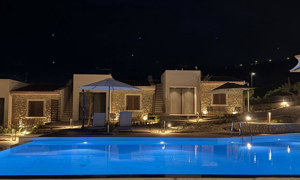 Bonifati Apartment | Sea-view apartment with a pool