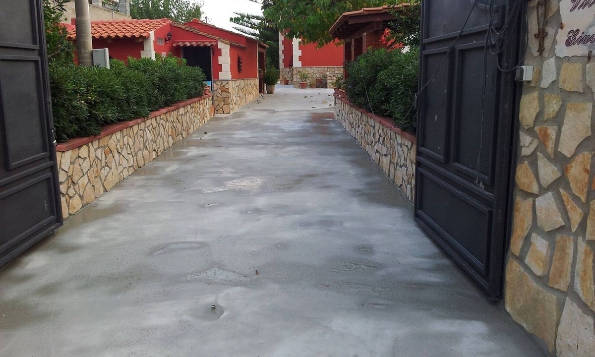 Granelli House | Seafront villa with direct access to the beach