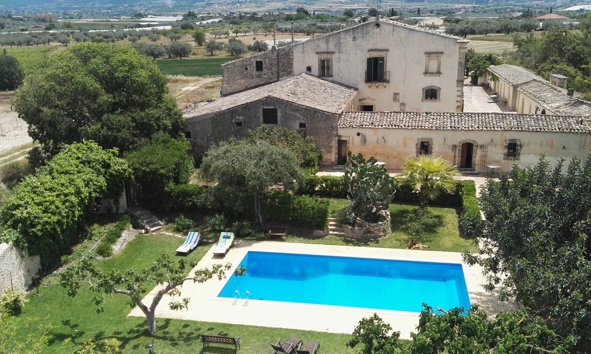 Chiaramonte Gulfi House | Sicilian Villa with Manor House and the cottages, swimming pool, tennis, 8 accommodations.
