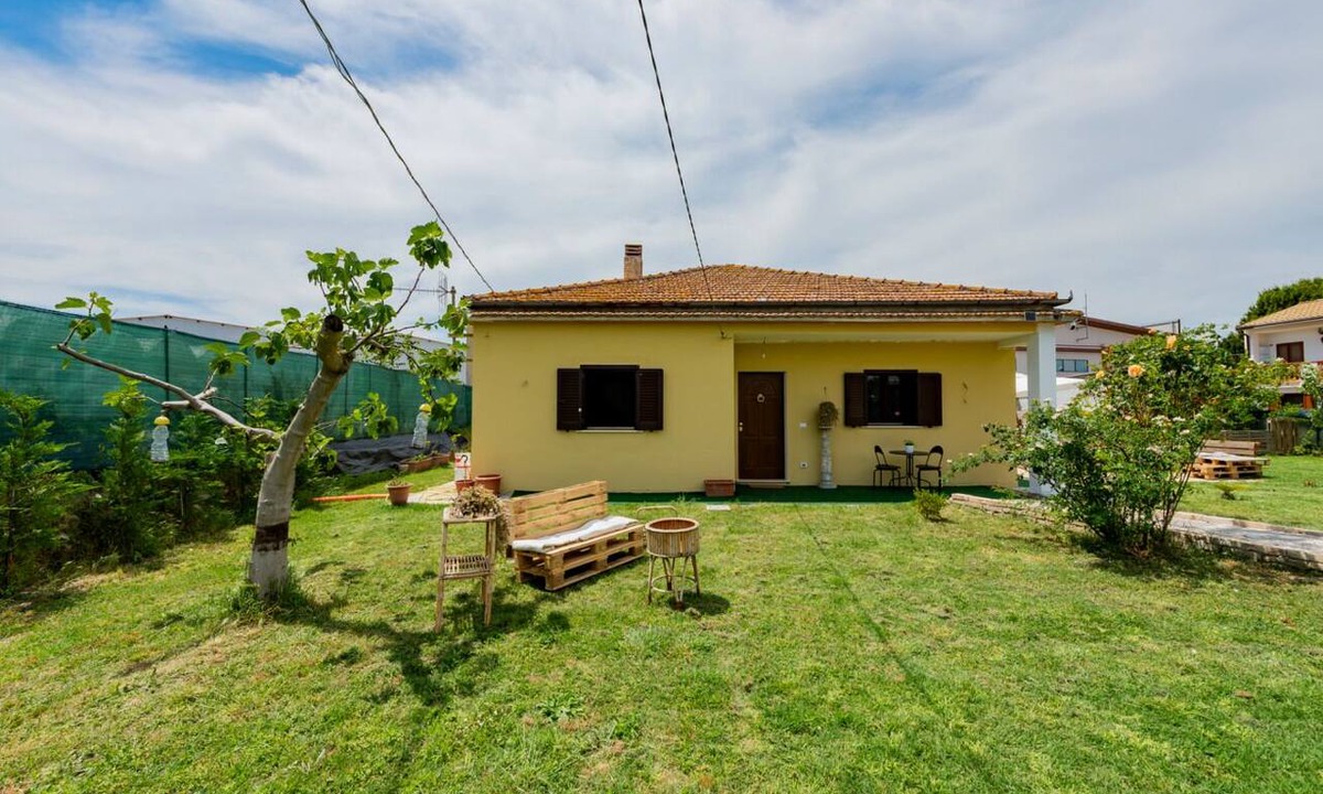 Montesilvano Villa | Spacious and charming 90-square-meter villa with a large garden of approximately 200 square meters equipped with a barbecue, perfect for five people and four-legged friends.The property is located in a very quiet area of ​Montesilvano, perfect for e