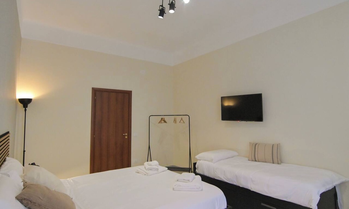 Vasto Apartment | Spacious apartment in Naples · Sleeps 9, 2 bathrooms, just a short walk from the train station