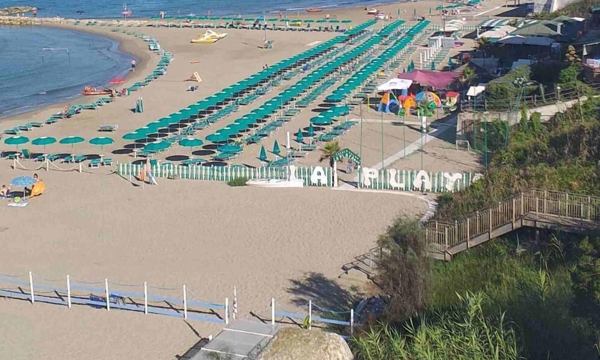Anzio Hostel | Studio apartment, beachfront, floor 2, private descent to the beach (Narcissus)