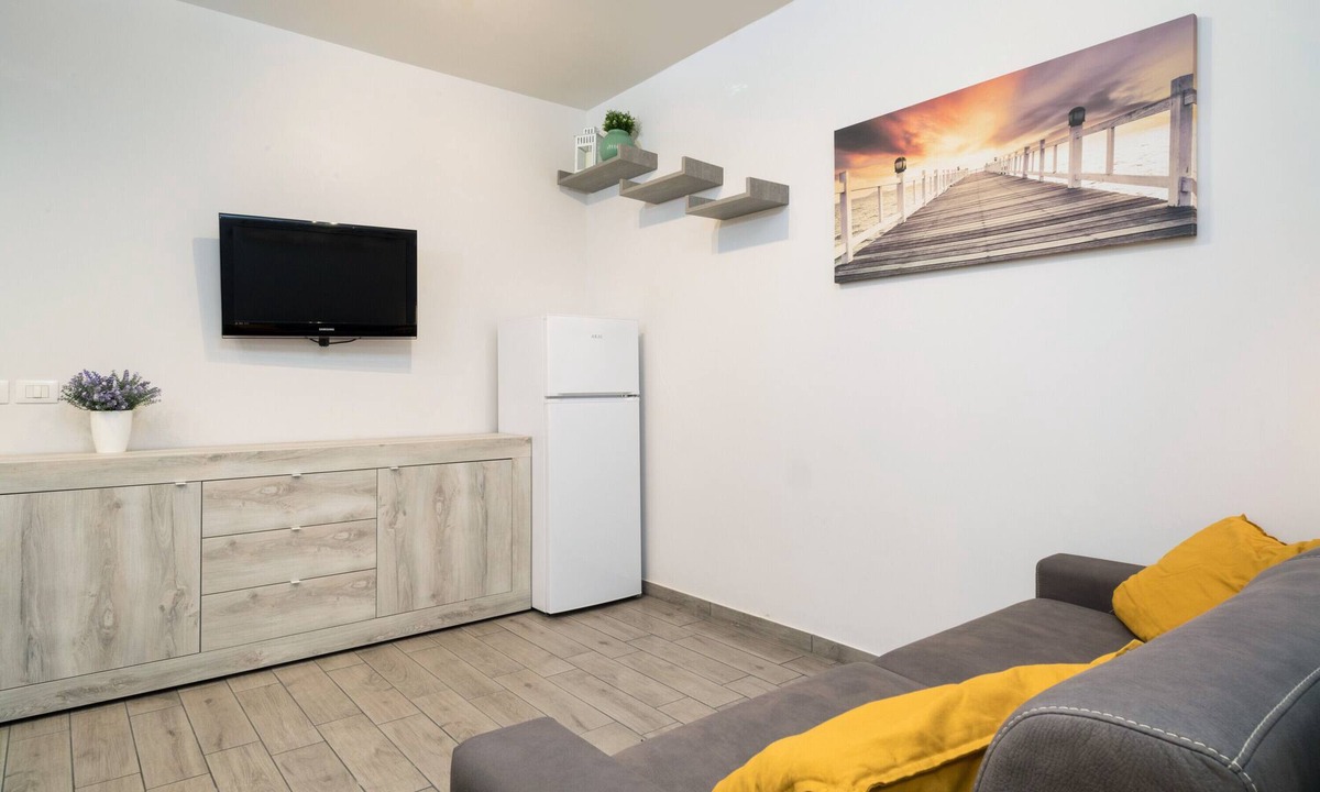 Chianchitta-Trappitello Apartment | Studio Apartment "Monolocale Glicine" with Balcony & A/C