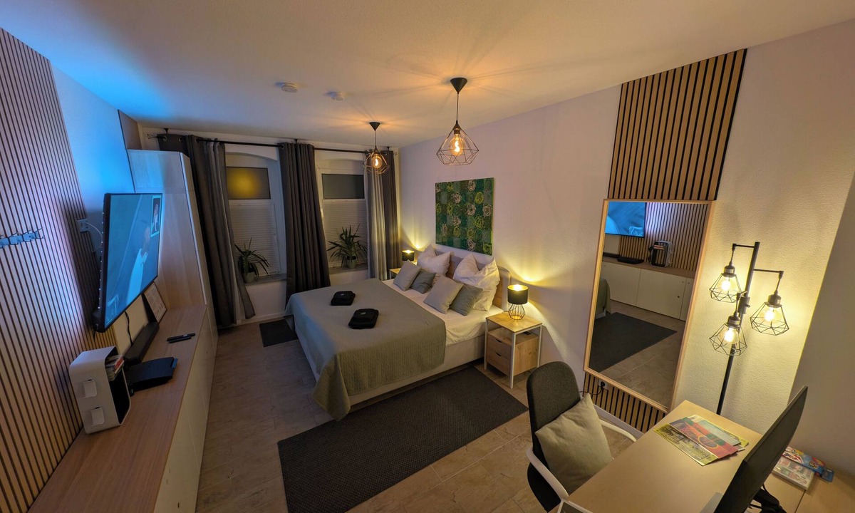 Gablenz Apartment | Studio with workplace and balcony in a quiet location close to the city.