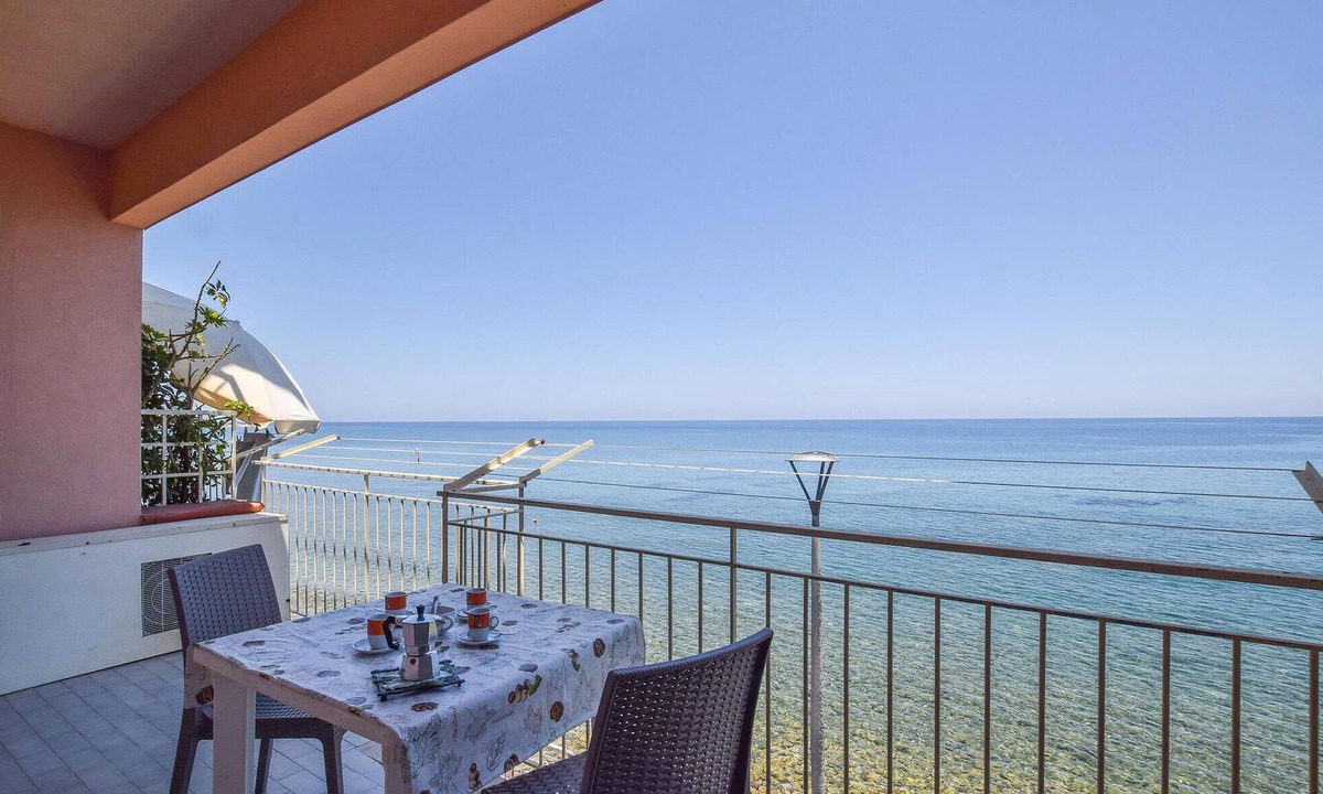 Marina di Caronia Apartment | Stunning apartment in Marina di Caronia