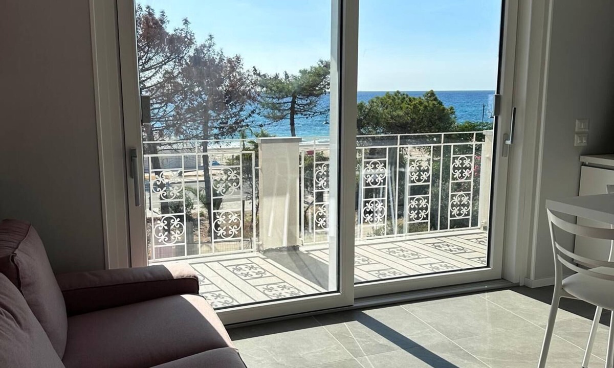 Gallico Marina Apartment | Stunning New beach-front apartment
