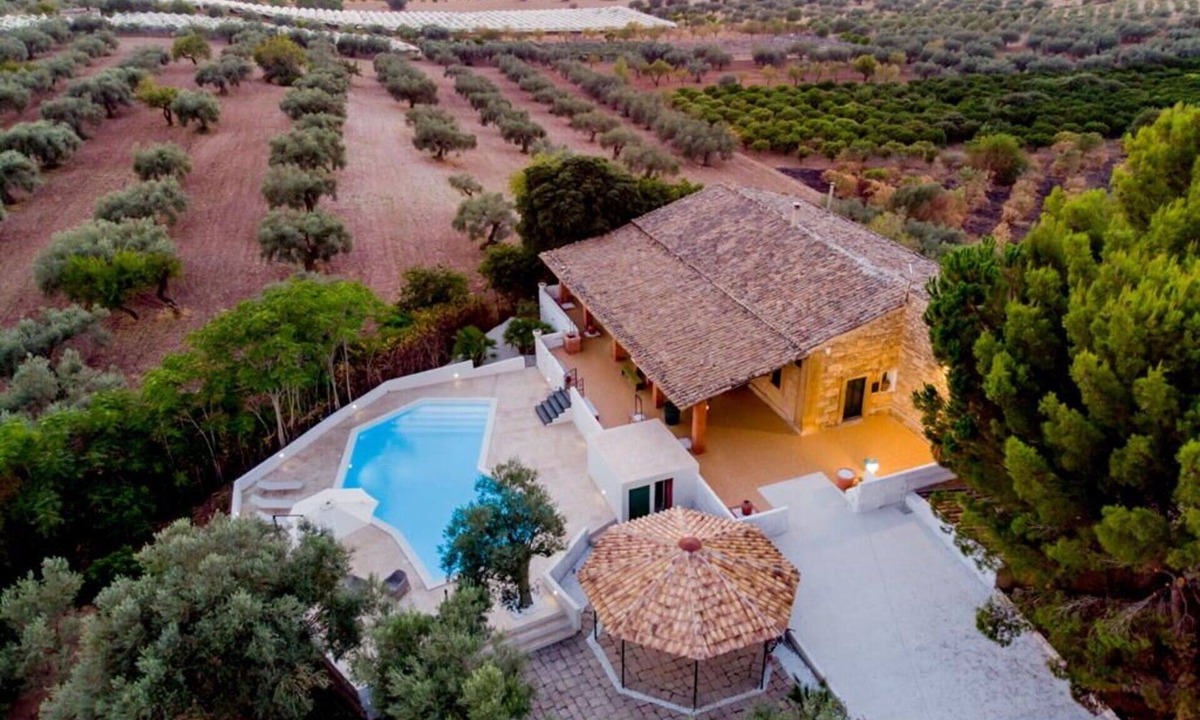 Chiaramonte Gulfi Villa | Stunning private villa for 10 guests with private pool, A/C, WIFI, TV, patio and pets allowed