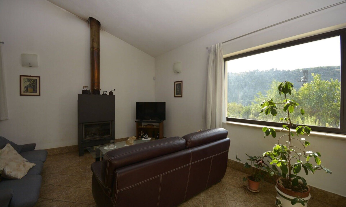 Ragusa Villa | Stunning private villa with A/C, hot tub, WIFI, TV, patio, pets allowed and panoramic view