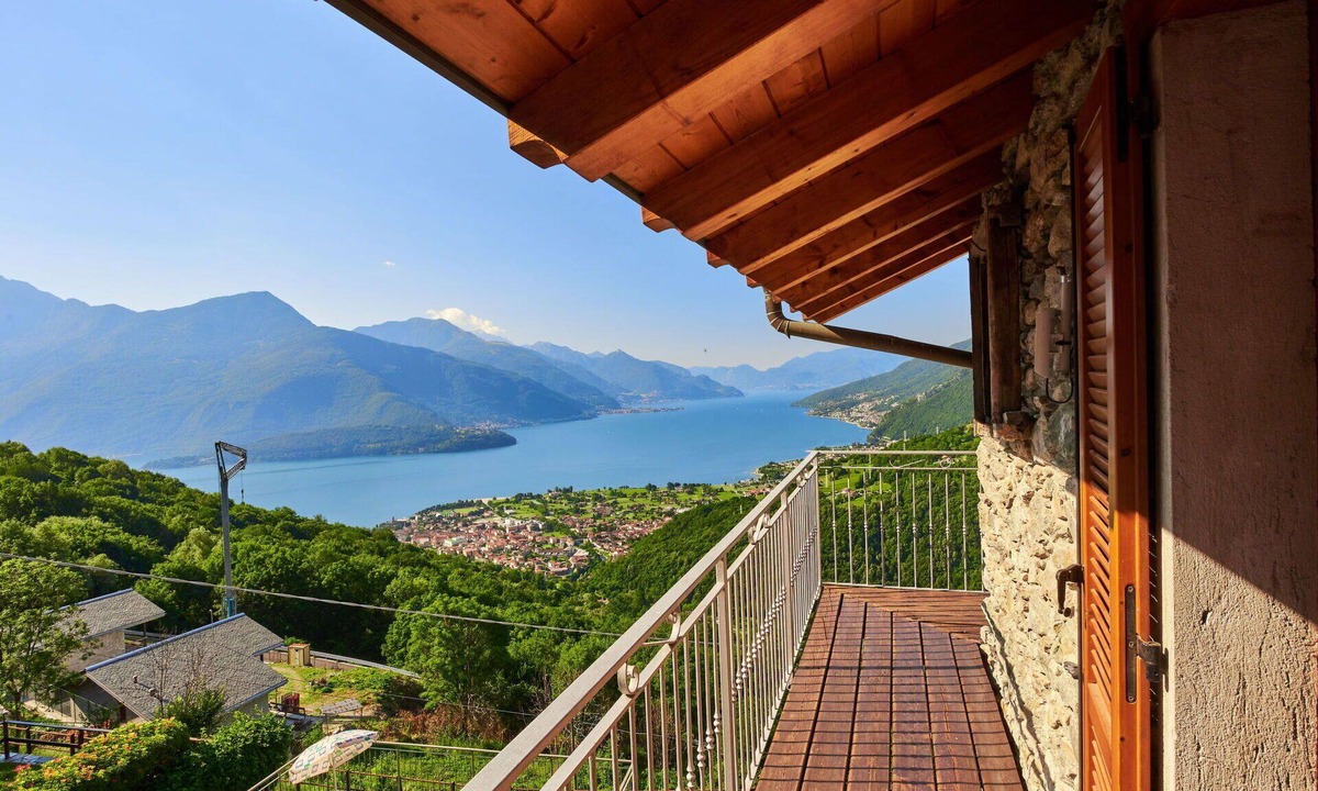 Peglio House | Stunning private villa for 4 guests with WIFI, TV, patio and pets allowed