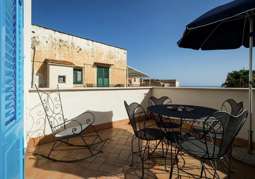 Porticello House | Tasteful holiday home in Santa Flavia with terrace