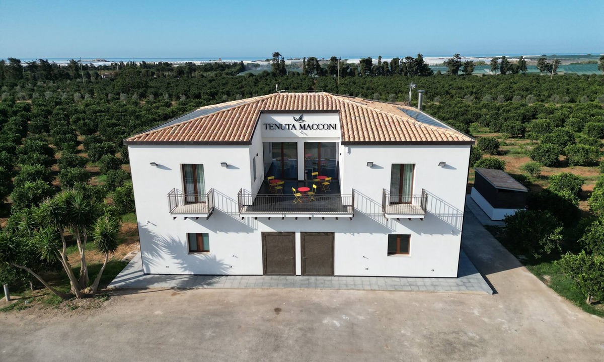 Acate Hotel | Tenuta Macconi Country Rooms, nestled in a lush citrus grove near the sea.