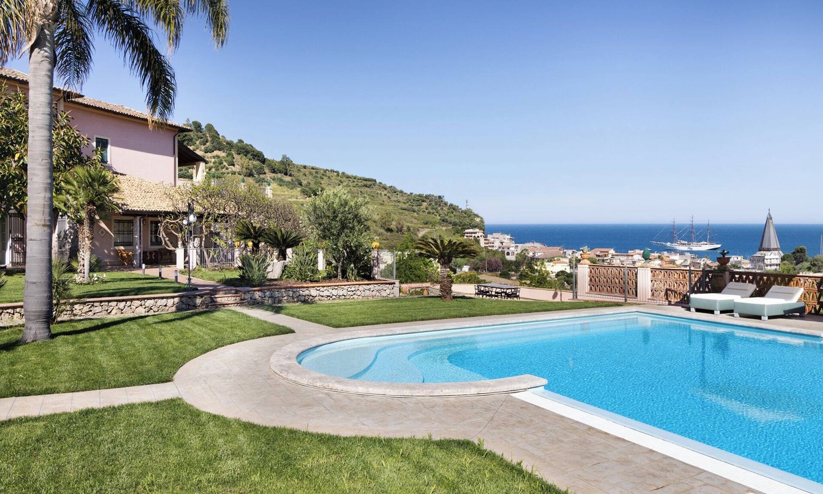 Taormina Villa | Tenuta Magine Villa in Taormina:Sea, Etna and the city of Taormina all around!