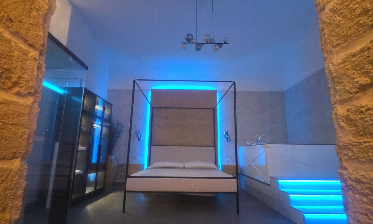 Ruggero Settimo Apartment | Thaleia Suite & Spa with whirlpool, sauna, pool table and fireplace