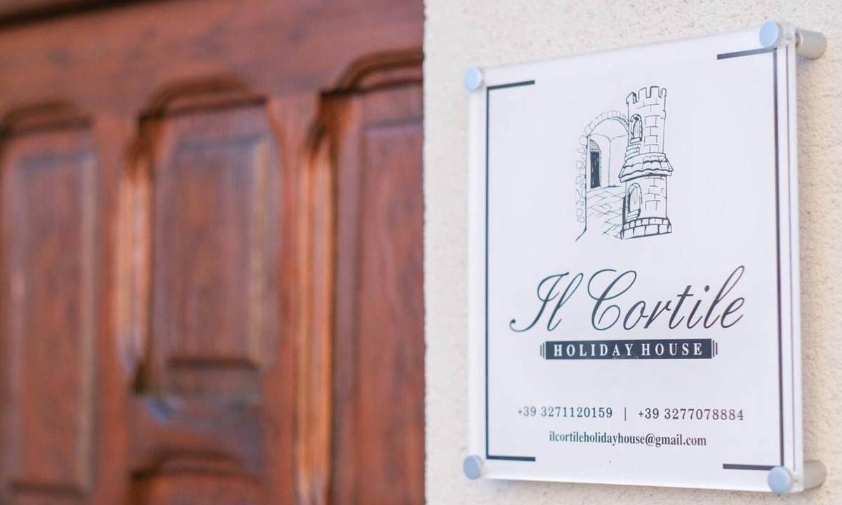 Caccamo Apartment | The courtyard holiday house