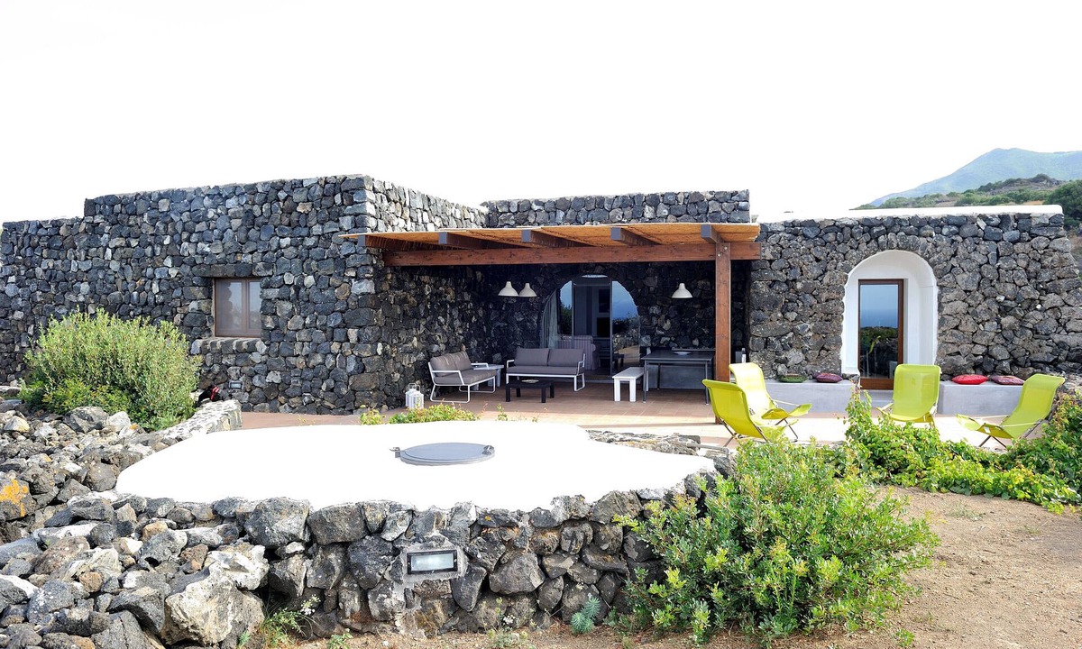 Kamma Villa | The Dammuso Rosa and Henry. Typical construction of the island of Pantelleria.