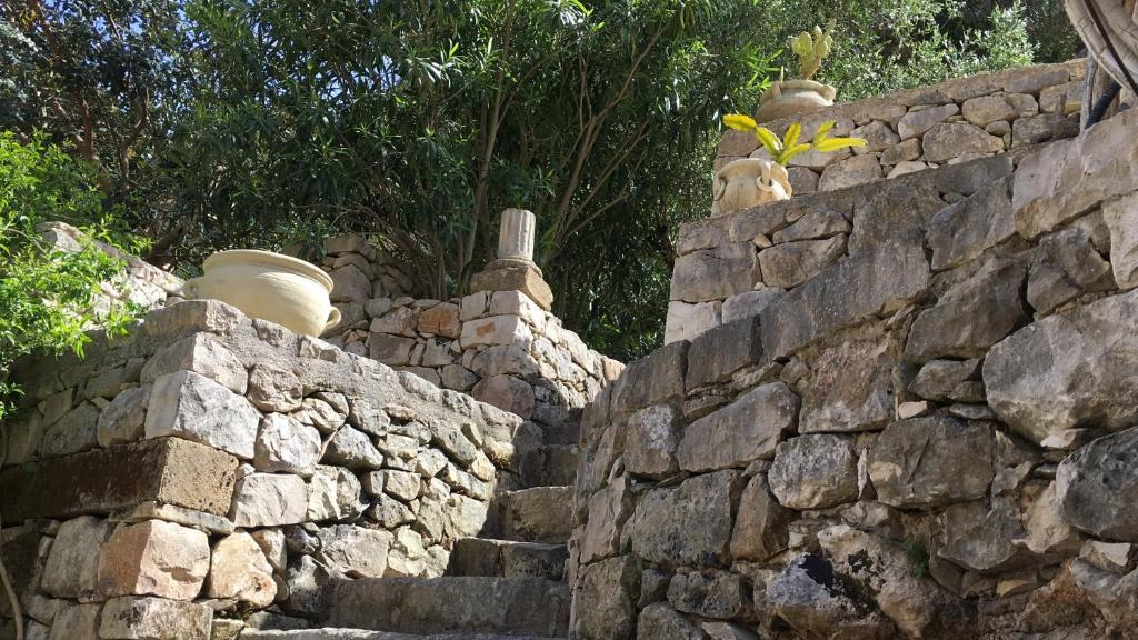 Scicli House | Une maison accrochée au rocher.