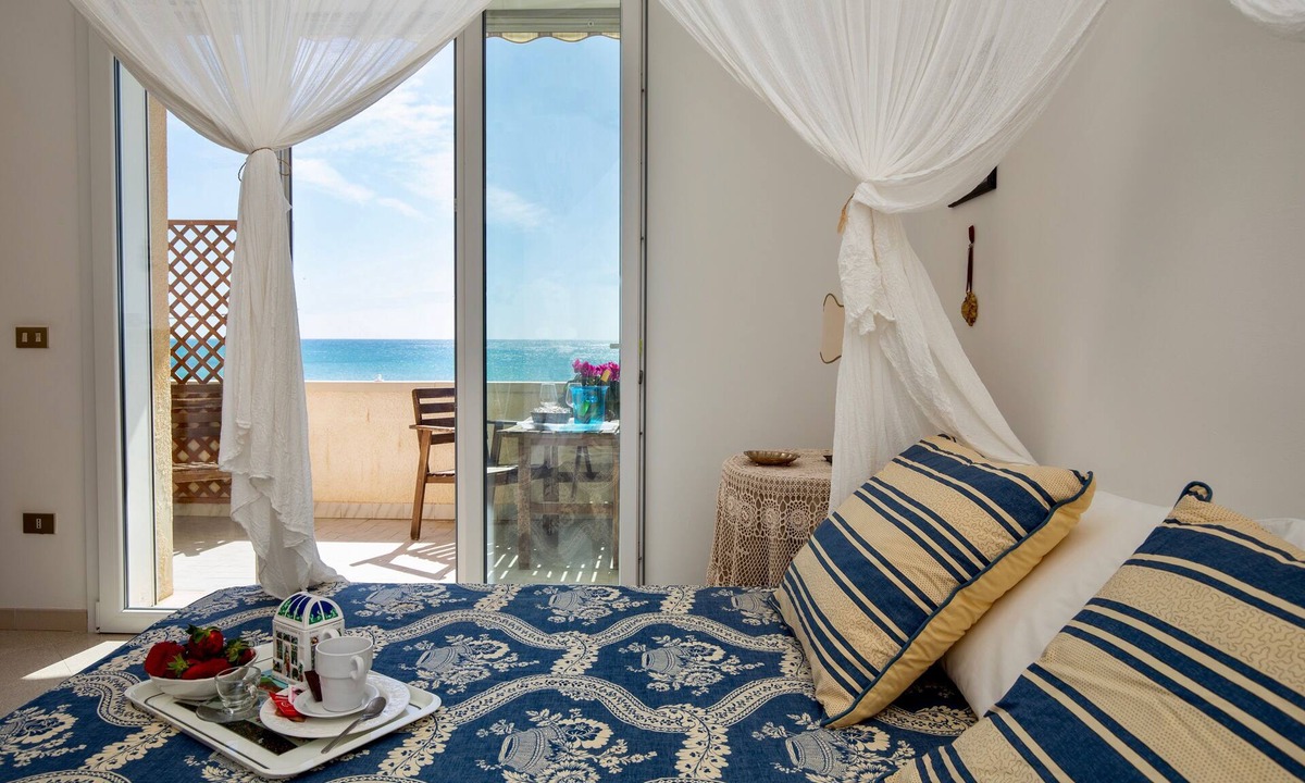 Noto Marina House | Unforgettable sunrises and spectacular sunsets in a house of new renovation on the sea