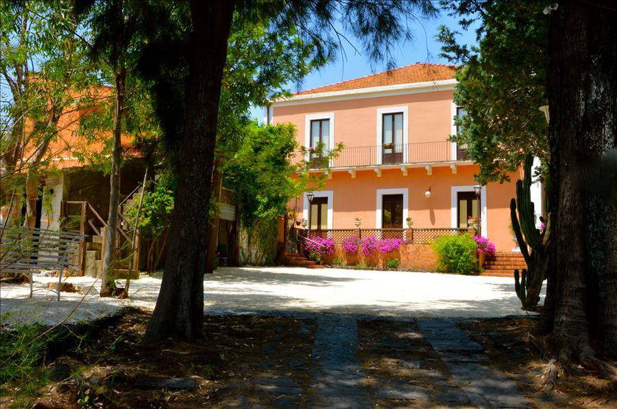 Viagrande Villa | Villa ∙ 4 bedrooms ∙ 9 guests