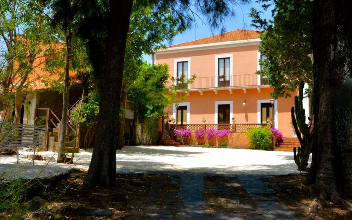 Viagrande Villa | Villa ∙ 4 bedrooms ∙ 9 guests